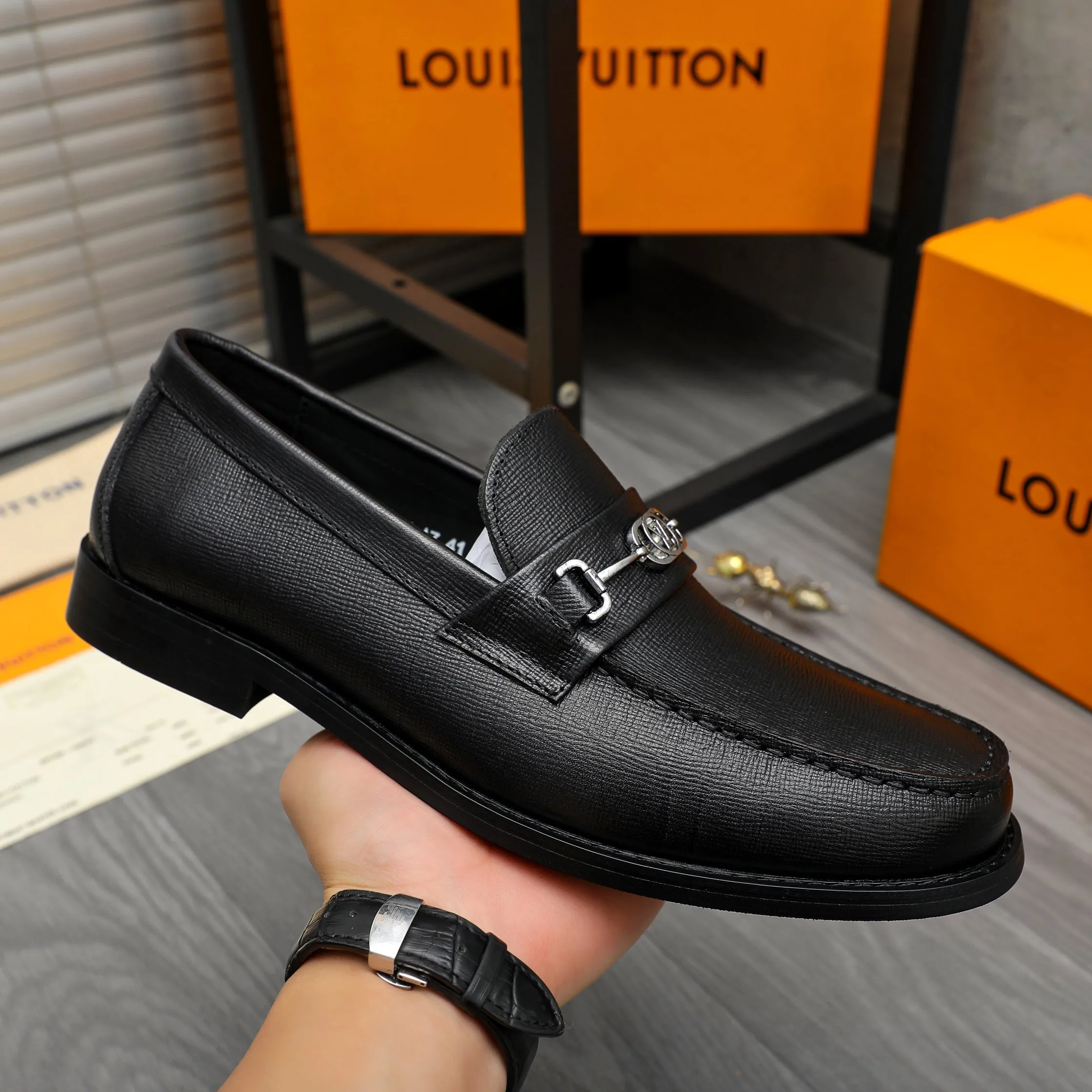 Men's shoes 💰p460 Product trademark: LV (Louis Vuitton) business slip-on leather shoes. Regular size: 38-45 (45 is custom-made and non-returnable) Product materials: Selected high-quality vertical grain cowhide upper, cowhide lining, original rubber outsole